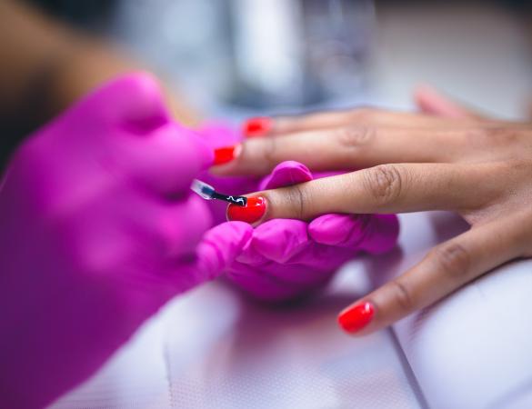 Czym jest manicure hybrydowy i czy jest bezpieczny? 